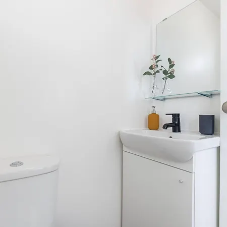 公寓 Classy 3-bedroom By Lovelystay *